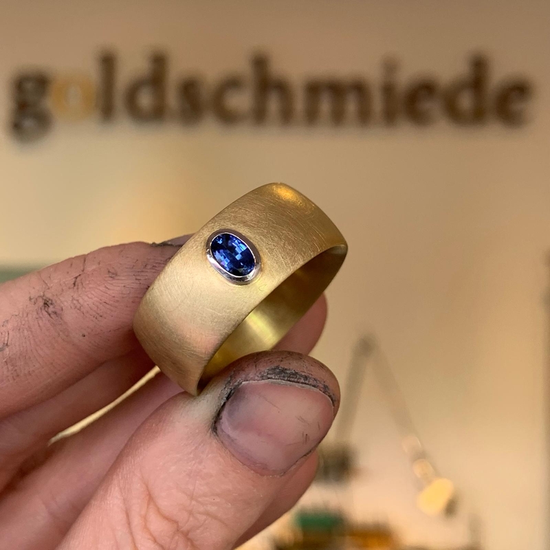 750er Gelbgoldring mit Safir in Platinfassung