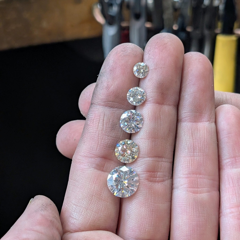 Fünf Brillanten in aufsteigender Größe liegen auf einer Hand