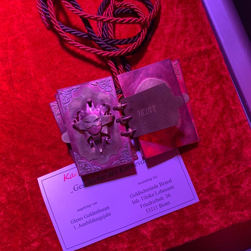 Karnevalsorden auf rotem Samt