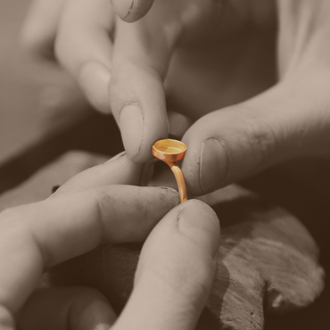 Ein Goldring als Fassung, ohne Edelstein.