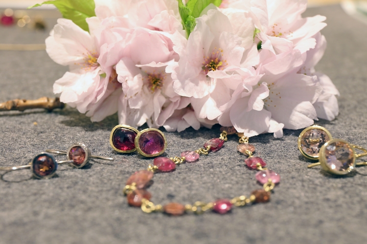 Rosa Schmuck vor rosa Blumen
