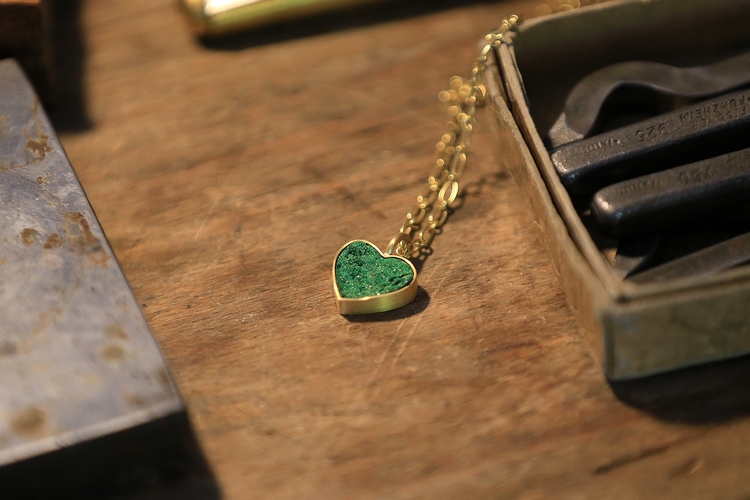 Ein aus Altgold hergstellter Anhänger in Herzform.