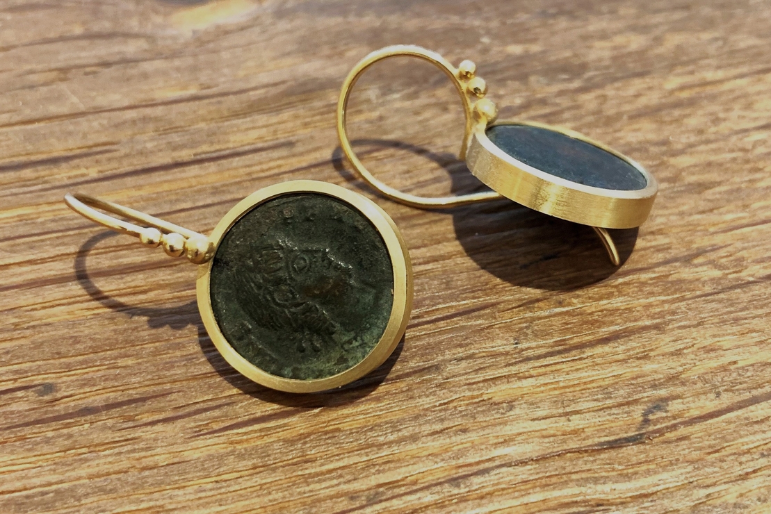 In Gold gefasste römische Münzen, als Ohrringe.